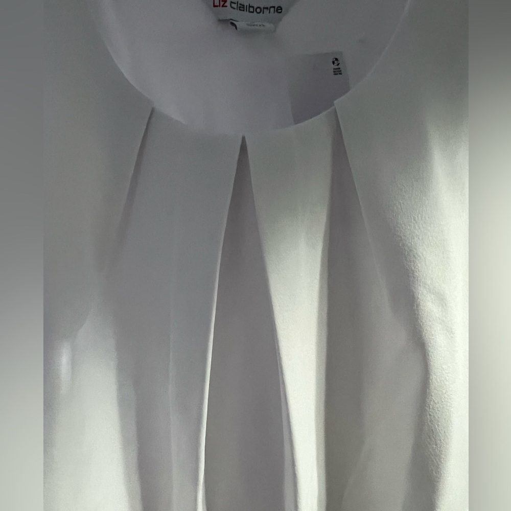 NWT! Women’s S Liz Claiborne White Pleated Fitted Blouse - Picture 5 of 6
